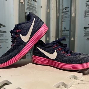 Nike Lunarlon tempo sneaker.